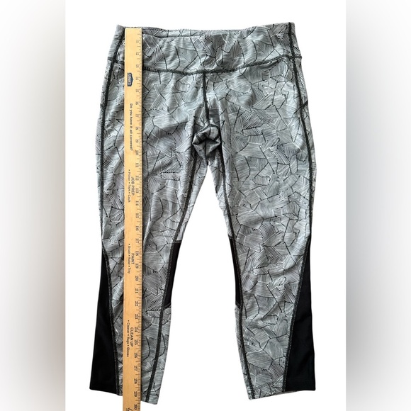 Nike WOMENS Gray and Black Geometrical Patterned Leggings, size L - Picture 3 of 5